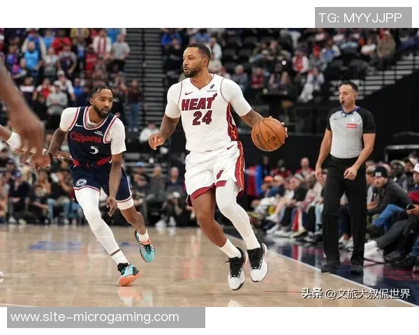 鲍威尔半场表现惊艳12投6中轻松砍下18分助球队争夺胜利 鲍威尔半场表现惊艳12投6中轻松砍下18分助球队争夺胜利