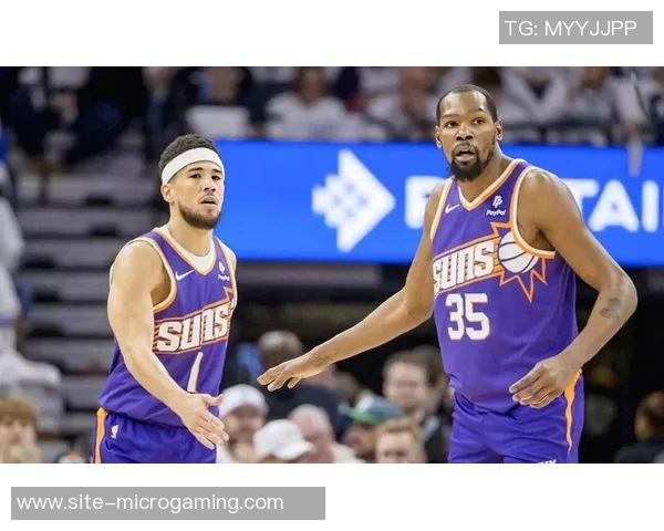 布克半场表现出色10投6中斩获15分并罚球全中助力球队稳定火力