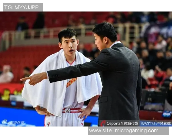 马卢阿奇篮下强势接球转身进攻成功完成21精彩瞬间